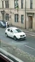 Un homme nu saute par la fenêtre pour aller se battre dans la rue (Écosse)