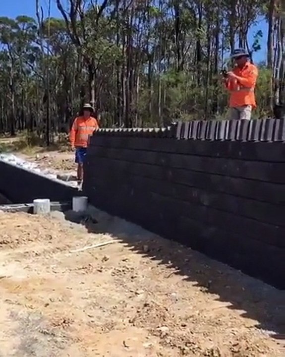 Ces ouvriers ont une méthode hyper efficace et magique pour poser les briques