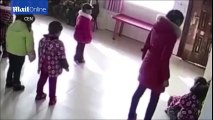 Chine: L'employée d'une école maternelle maltraite des enfants...