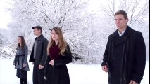 Des mots puissants dans un magnifique décor enneigé. 5 frères et sœurs interprètent un classique de Noël, l'émotion est