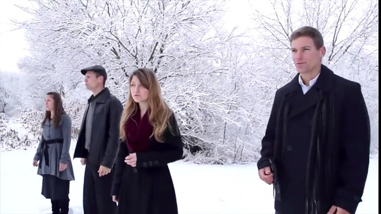 Des mots puissants dans un magnifique décor enneigé. 5 frères et sœurs interprètent un classique de Noël, l'émotion est