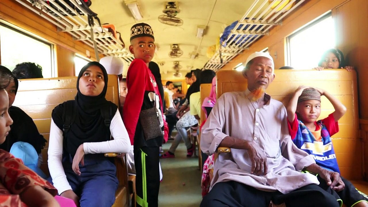Dans le train de l'extrême-sud thaïlandais, les passagers prient