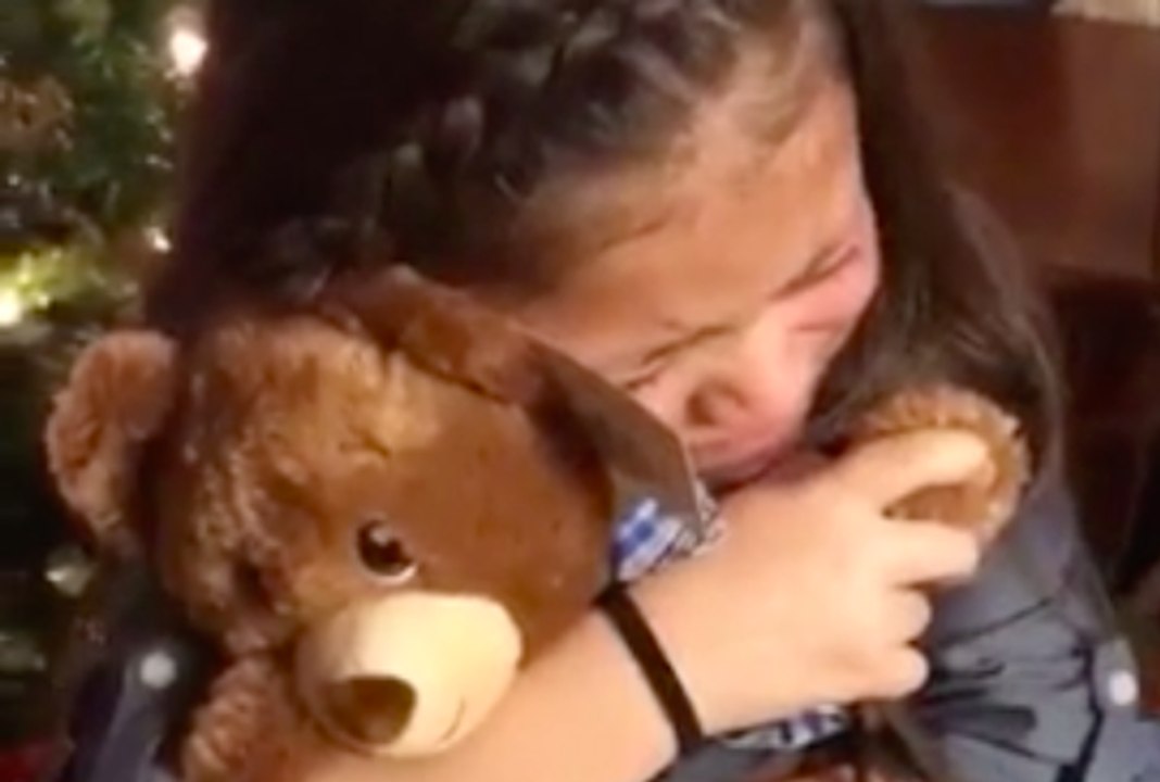 Des petites filles reçoivent un ours en peluche avec la voix de leur grand-père à l'intérieur !