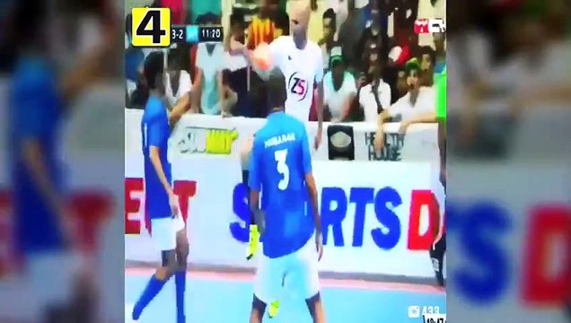 مشاهد مضحكه في ملاعب كره القدم
