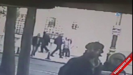 Tramvayın altına atlayan adam kameralarda