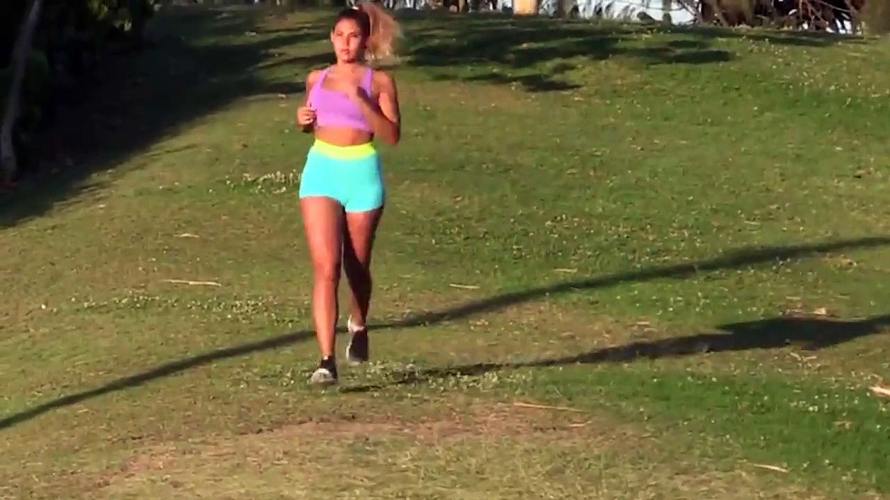 Noni shows off curves in bright lycra during workout