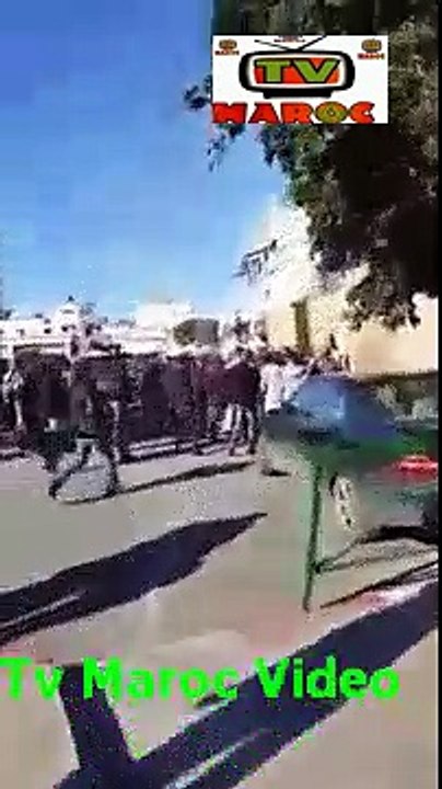 شاهد بالفيديو المواطن الذي اضرم النار في جسمه أمام مقر للشرطة بالرباط