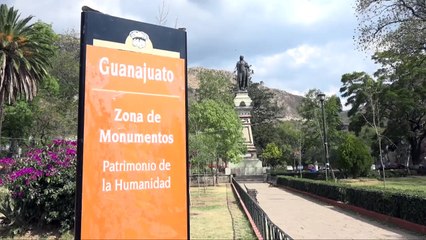 Estatua de Miguel Hidalgo en mal estado
