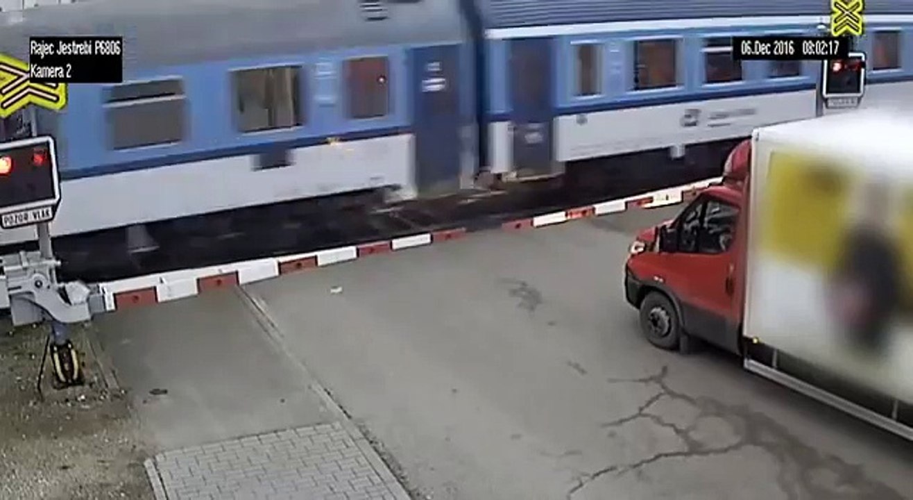 Ce conducteur a une réaction surprenante devant un passage à niveau