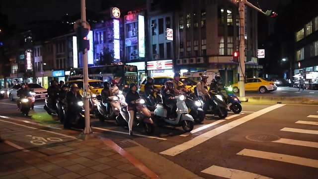 台北街頭摩托車潮突突突突然呼嘯而過