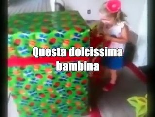 Questa bambina dolcissima apre il pacco più bello della sua vita