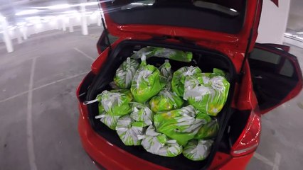 Il marchande plus de 2000€ de cadeaux qu’il distribue à des SDF  pour célébrer Noël  !