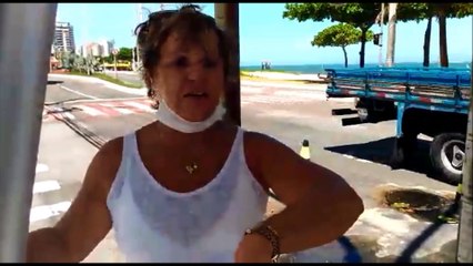 Mulher protesta contra vazamento de esgoto em Vila Velha