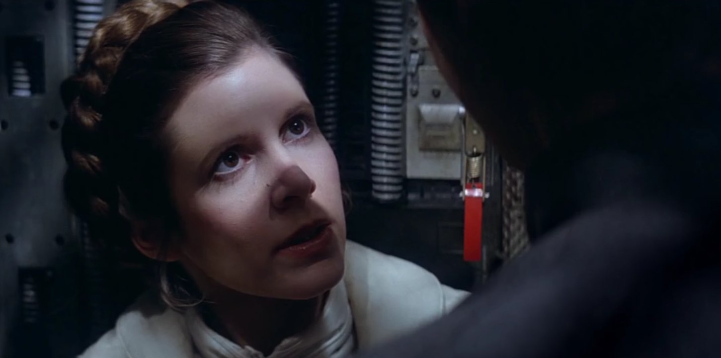Carrie Fisher embrasse Harrison Ford dans Star...