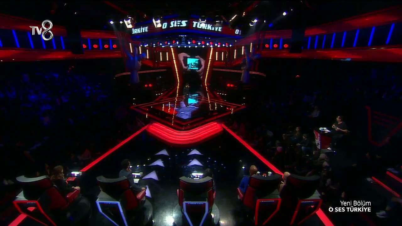 Acun Ilıcalı, Oğuzhan Koç ve Eser Yenenler'i video oyunu oynarken çektiği videoyu #OSesTürkiye stüdyosunda