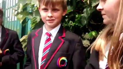 Sokakta Şapur Şupur Öpüşen Çocuklar