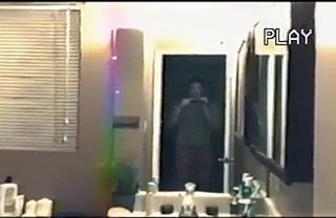 خلال تصويره لزوجته وهي تستحم، يكتشف شيء غريب...!