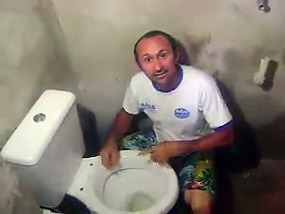 TOMADO BANHO NO VASO