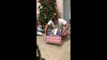 Attaque d'un chat lorsqu'un homme ouvre son cadeau de Noël