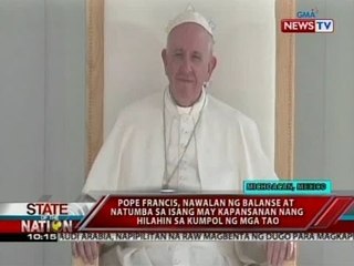 Pope Francis, nawalan ng balanse at natumba sa isang kapansanan nang hilahin sa kumpol ng mga tao