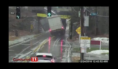 Kamyon üst geçide böyle çarptı