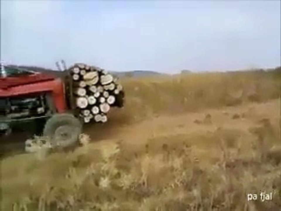 A është e mundur-!-Kështu barten drunjët në Kosovë! Edhe muzika në sfond, do ... Original