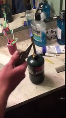 Percer un hématome sous un ongle.. du sang partout !