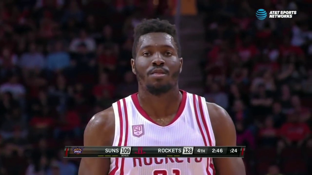 Ce joueur marque des paniers de Basket comme un enfant !