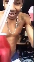 Ce mec s'électrocute en essayant de Taser ses bijoux... Le con