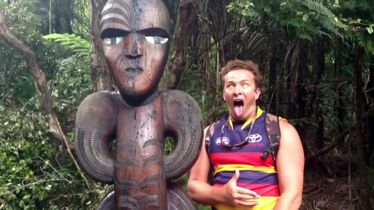 Il demande à sa copine de le prendre en photo à côté d'une statue-fmPBINz3L5o