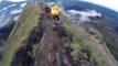 Le biker Sam Reynolds descent une crete volcanique en VTT. Vertigineux!