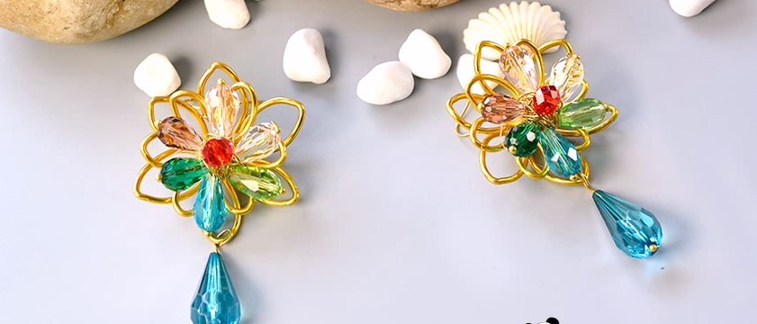 Vidéo 85(P) Comment faire une paire de boucles d'oreilles fleur avec perles en verre et fil d'or