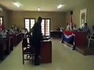 Quand un conseiller municipal regarde un film pour adultes en pleine réunion