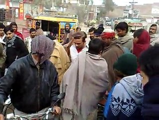 گرفتار ڈاکو کو پولیس کے حوالے کرتے ہوئے