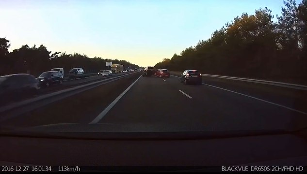Un accident évité grâce au pilotage automatique de la Tesla.