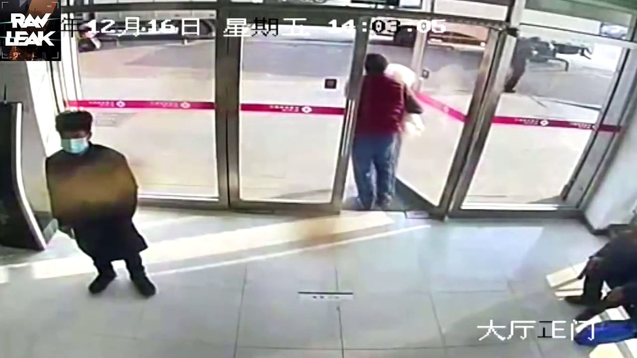 Un homme sort de la banque un sac de billets et fait tomber 3 500 euros dans la rue (Chine)