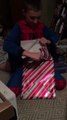 Un garçon ouvre son cadeau de Noël et découvre le certificat d’adoption de son beau-père