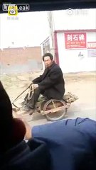 Un homme se fait tracter par un tout petit chien en Chine