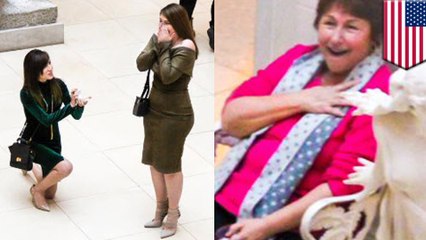 同性カップルが公開プロポーズ！偶然目撃した来館者の反応が話題に