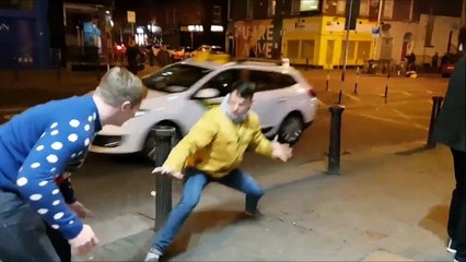 IVRES, ILS IMITENT CONOR MCGREGOR À DUBLIN QUAND LE VRAI DÉBARQUE
