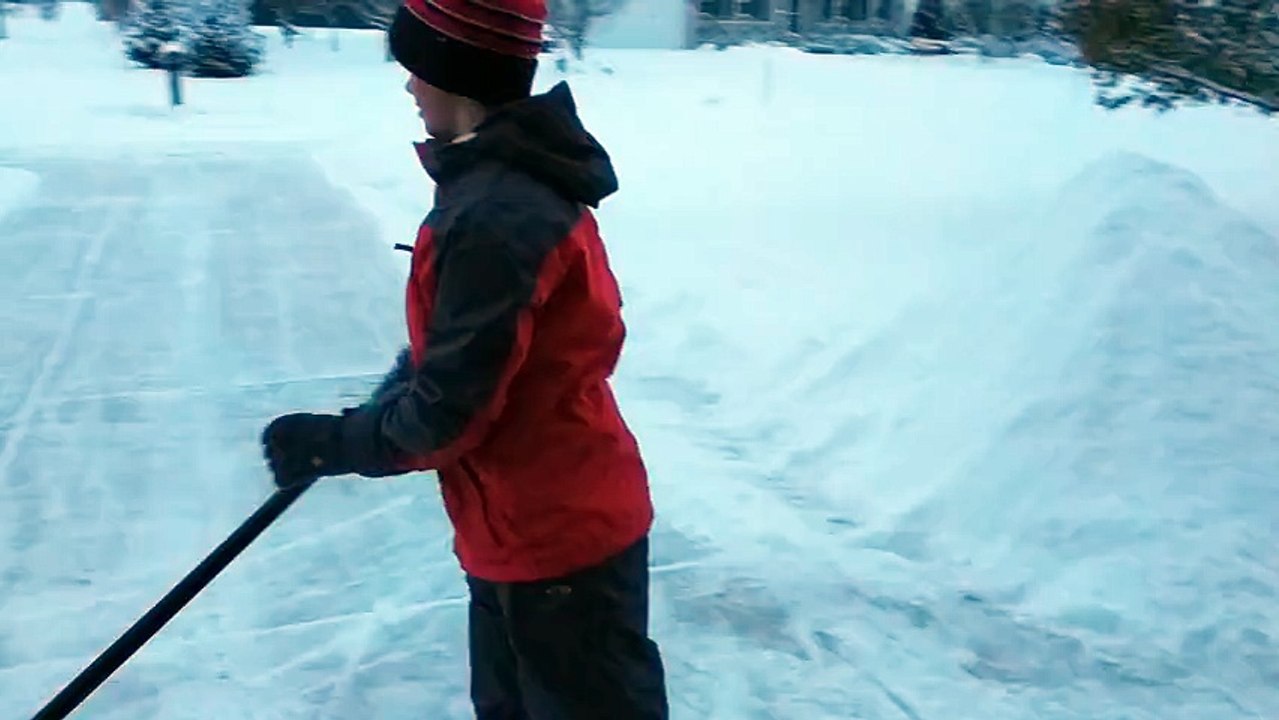 La technique que ce gamin utilise pour déneiger vous épargnera des heures de travail. Génial !