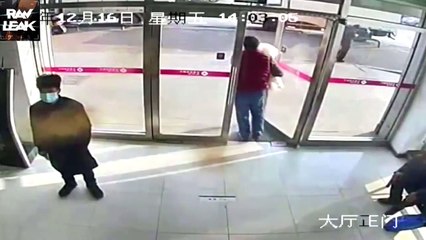 Tous les billets d'un homme s'envolent en sortant d'une banque !