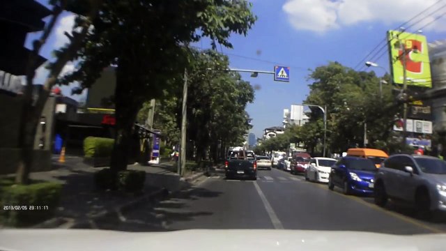 Un homme défonce toutes les voitures sur son passage avec son camion