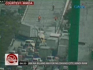 24 Oras: Truck na bumangga sa center island sa Katipunan flyover, nagdulot ng matinding trapik