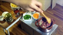Làm món thịt bò với nước sốt đỏ bằng đồ nấu ăn Mini nhật Bản