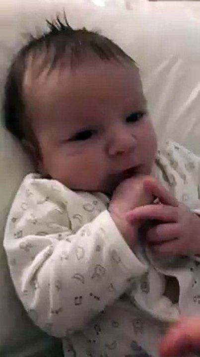 Un bebé le dice 'hola' a su mamá… ¡a los dos meses de haber nacido!