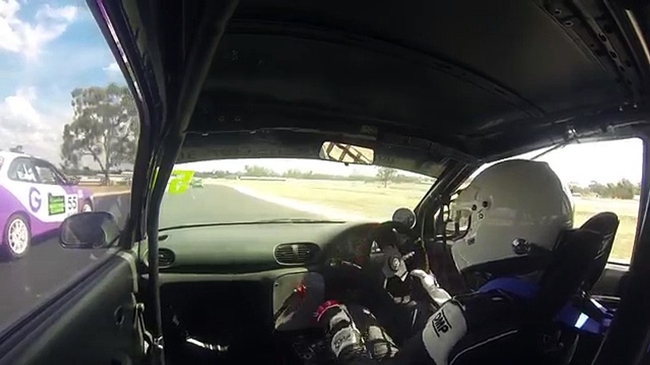 suasana kokpit hyundai excel racing saat balapan
