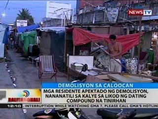 Mga residente, apektado ng demolisyon, nananatili sa kalye sa likod ng dating compound na tinirhan