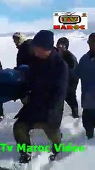 شاهد سكان نواحي بولمان يقطعون بالمرضى 5 كيلومترات في الثلوج للوصول الى المستشفى