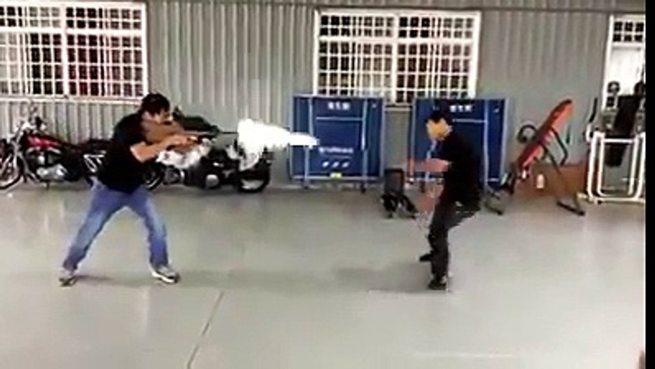 Ce maître de Kung-fu vous apprend comment éviter des tirs d'arme à feu